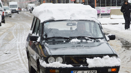 Nisan ayında kar sürprizi: Evinden çıkanlar şaşkına döndü