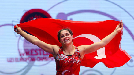 Milli güreşçiler Elvira ve Nesrin, Avrupa Şampiyonasında finale yükseldi
