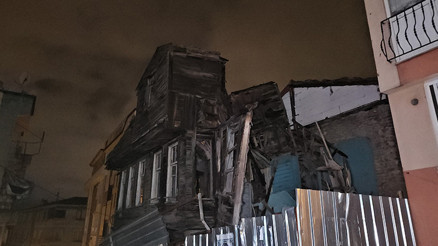 İstanbul’u lodos vurdu: Beyoğlu’nda bina çöktü, çatılar uçtu
