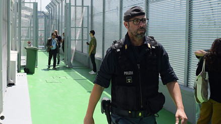 İtalya’dan Arnavutluk’a 40 göçmenin transferi başlıyor