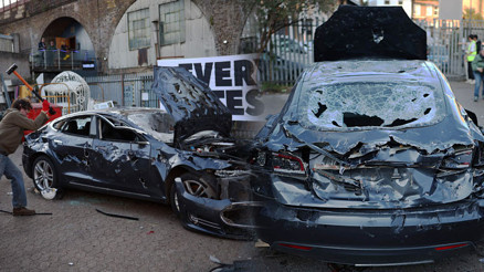 Londra’da Tesla’ya Balyozlu Protesto: “Herkes Elon’dan Nefret Ediyor”