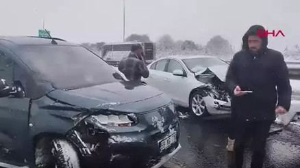 Otoyolda 8 araç birbirine girdi, yol trafiğe kapandı