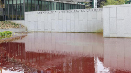 ABD elçiliğinde boyalı protesto: Havuzun rengi kıpkırmızı oldu