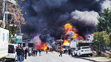 Kimyasal yangın korkuttu... Dumanlar gökyüzünü kapladı