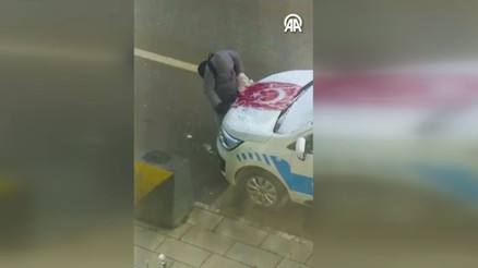 Ortaokul öğrencisi Türk bayrağının üstünde karı böyle temizledi