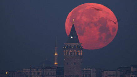 Pembe Ay hayran bıraktı... Baharın habercisi sayılıyor Pembe Ay hayran bıraktı... Baharın habercisi sayılıyor