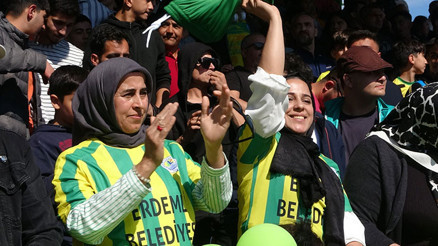 Futbol aşkı, süper lig değil amatör: Taraftarlar balkonları ve damları doldurdu