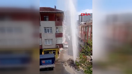 Ataşehirde İSKİ çalışması sırasında su borusu patladı Suyun yüksekliği 3 katlı binayı geçti