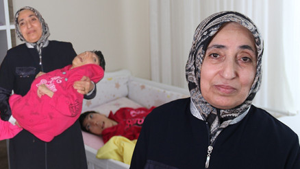 Eşi ne haliniz varsa görün deyip terk etti Vefakar annenin göz yaşartan mücadelesi: 33 yıldır engelli kızına tek başına bakıyor