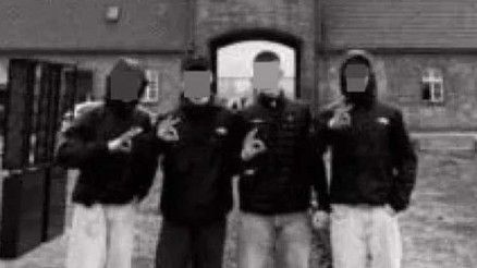 Liseli gençlerden toplama kampı önünde Nazi selamı Liseli gençlerden toplama kampı önünde Nazi selamı