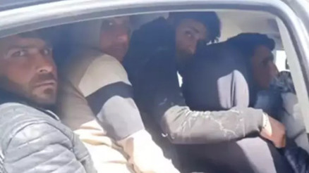 Hatay’da otomobilden 8 kaçak göçmen çıktı