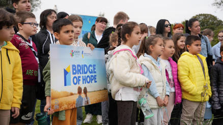 Umut köprüsü Çeşme’de kuruldu