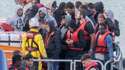 İngiltere ve Fransa, düzensiz göçmenleri takas için görüşüyor