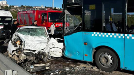 Belediye otobüsü ile otomobil kafa kafaya çarpıştı: 1 ölü, 4 yaralı