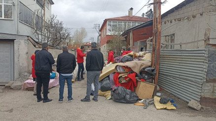 Vanda kötü koku ihbarına giden ekipler şaşkına çeviren manzara ile karşılaştı
