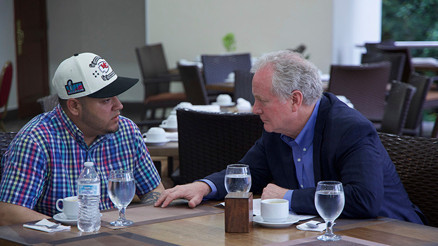 Demokrat Senatör Van Hollen, yanlışlıkla sınır dışı edilen ABD vatandaşıyla El Salvadorda görüştü