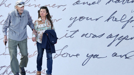 Ünlü oyuncu karısını ölüme bile yalnız göndermedi... Dağınık evlerinde aşk notları bulundu... Meğer ne çok sevmiş