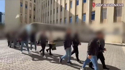 Diyarbakır merkezli 7 ilde 4 milyar TL işlem hacimli yasa dışı bahis operasyonunda 48 tutuklama Diyarbakır merkezli 7 ilde 4 milyar TL işlem hacimli yasa dışı bahis operasyonunda 48 tutuklama
