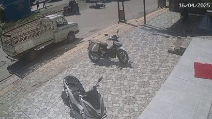 Motosiklete binmek isterlerken motosiklet çarptı: 3 yaralı