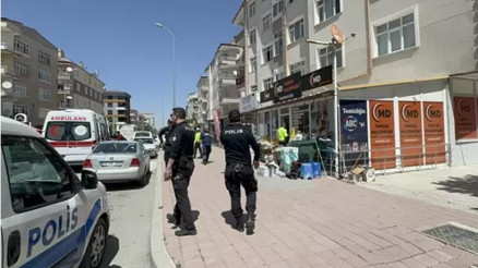 Eşini bıçakla rehin alan şüpheli polislerce ikna edilip yakalandı