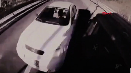 Bir kişinin öldüğü, otomobille belediye otobüsünün kafa kafaya çarpıştığı kaza kamerada