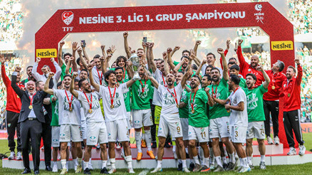 Bursaspor, şampiyonluk kupasını 45 bin taraftarın izlediği maçta aldı