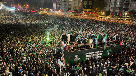 Kocaelispor, şampiyonluk otobüsüyle binlerce taraftarıyla buluştu