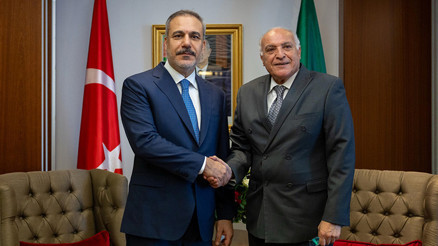 Dışişleri Bakanı Hakan Fidan, Cezayirli mevkidaşı ile bir araya geldi
