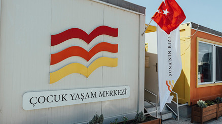 Deprem bölgesindeki “Suna’nın Kızları Çocuk Yaşam Merkezleri”ne destek sözü