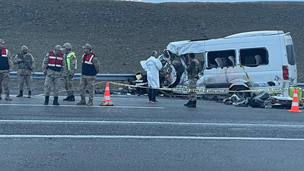 Van’da katliam gibi kaza Yolcu minibüsüyle kamyonet çarpıştı: 7 can kaybı, 12 yaralı