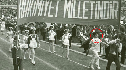 Ünlü isimlerden 23 Nisan paylaşımı... 1974 MithatPaşa Stadyumu Yürüyüşüne bakılırsa askeri doktor sanırım