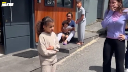 Fenerbahçeli Diego Carlos ve ailesi deprem sonrası kendilerini sokağa attı Fenerbahçeli Diego Carlos ve ailesi deprem sonrası kendilerini sokağa attı