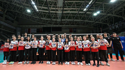 RTÜK Başkanı Şahin, Türkiye Voleybol Federasyonunda genç sporcularla buluştu