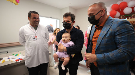 Antalyaspor teknik direktörü Belözoğlu ile futbolcular hastanede çocukları ziyaret etti