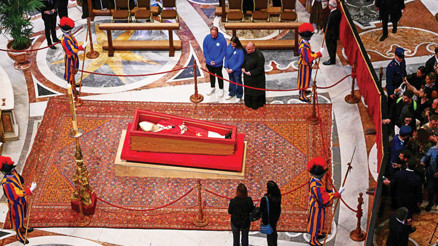 Mumyalandı ziyarete açıldı... Onbinler Vatikan’a akın etti