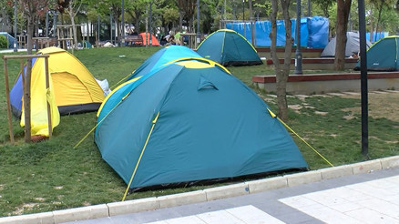 İstanbulda bazı vatandaşlar geceyi parklarda geçirdi | Hala sallanıyor