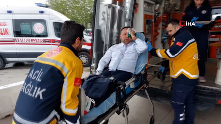 Okuldan atılan öğrenci okula gelip nöbetçi öğretmene saldırarak hastanelik etti Okuldan atılan öğrenci okula gelip nöbetçi öğretmene saldırarak hastanelik etti