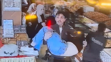 İstanbulda depremde canını hiçe sayıp, bayılan müşteriyi kurtardı İstanbulda depremde canını hiçe sayıp, bayılan müşteriyi kurtardı