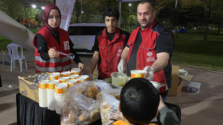 Vakıflar Genel Müdürlüğü geceyi parklarda geçirenlere çorba ikram etti