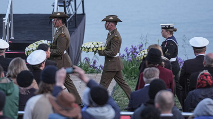 Çanakkalede Şafak Ayini: Avustralya ve Yeni Zelandalılar Anzak Koyuna geldi