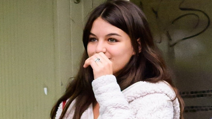 Büyük bir şöhret olarak doğmuştu... Bir yıl gözlerden uzak kaldı... Boynu bükük kız unutulup gitti