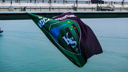 Osmangazi Köprüsüne dev şampiyon Kocaelispor bayrağı asıldı