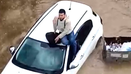 Adanada gök gürültülü sağanak: Sürüklenmeye başlayan otomobilin üzerine çıkarak yardım bekledi