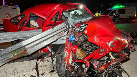 Otomobil bariyerlere çarptı Feci kazada 2 kişi hayatını kaybetti
