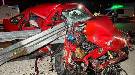 Kocaeli’de otomobil bariyere çarptı: 2 ölü