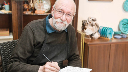 Çiniye ruhunu üfleyen usta... ‘Yaşayan insan hazinesi’ Adil Can Güven