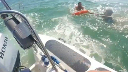 Alabora olan teknedeki 4 kişiyi Sahil Güvenlik kurtardı