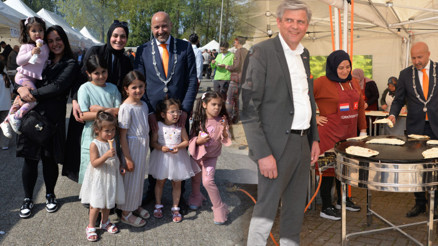 ‘Kral Günü’ Hollanda’da coşkuyla kutlandı. Başkan börek pişirdi