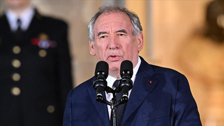Fransa Başbakanı Bayroudan bir gencin namaz kılarken öldürülmesine tepki