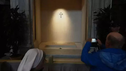 Roma’daki Santa Maria Maggiore Bazilikası’na defnedilen Papa Francis’in mezarı görüntülendi